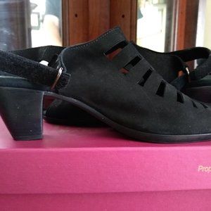 Munro American - Abby Black Nubuck 8.5 Slingback Sandal with Box